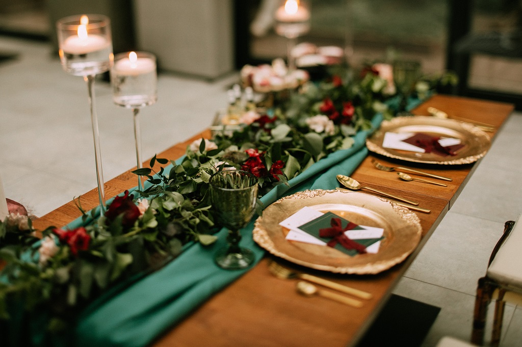 dekoracja stołu na ślubie