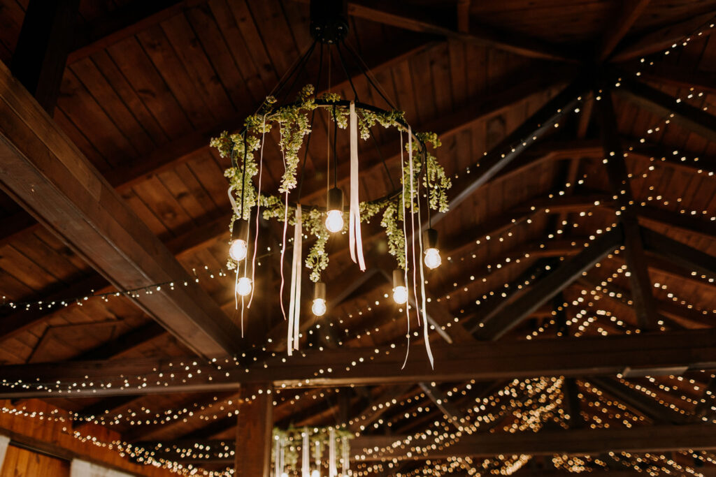 podwieszane dekoracje sali weselnej